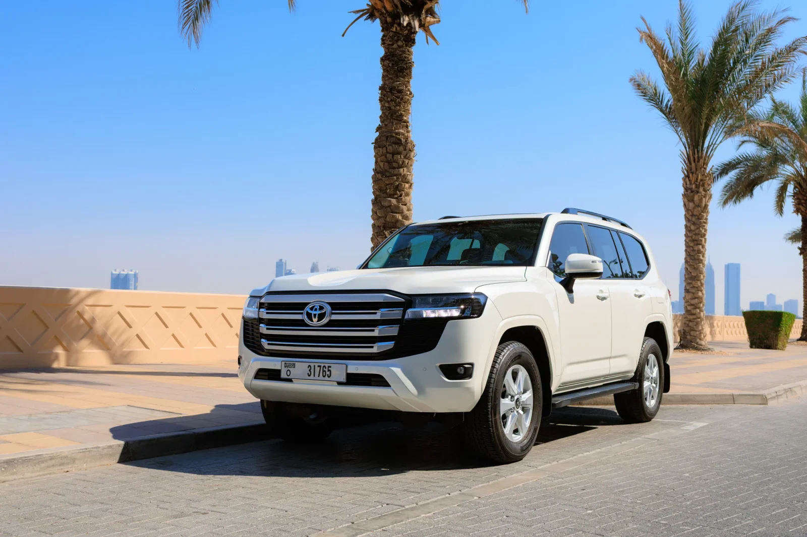 Alquiler Toyota Land Cruiser 300 Blanco 2025 en Dubái