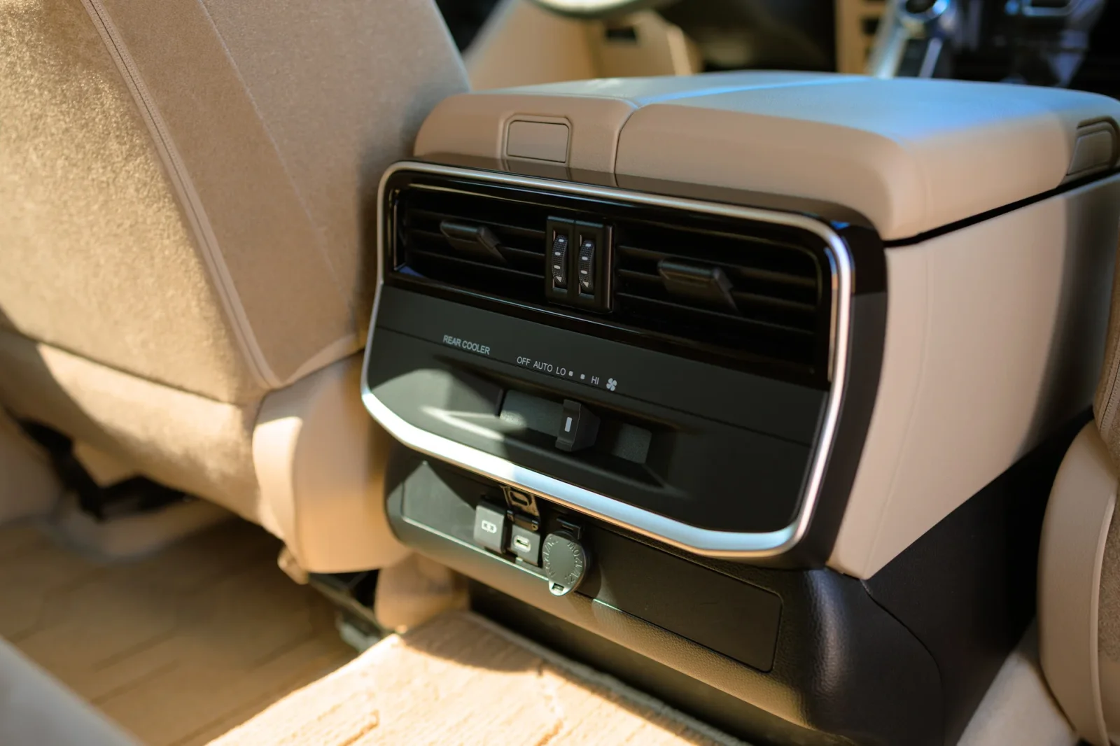 Alquiler Toyota Land Cruiser 300 Blanco 2025 en Dubái - 9 