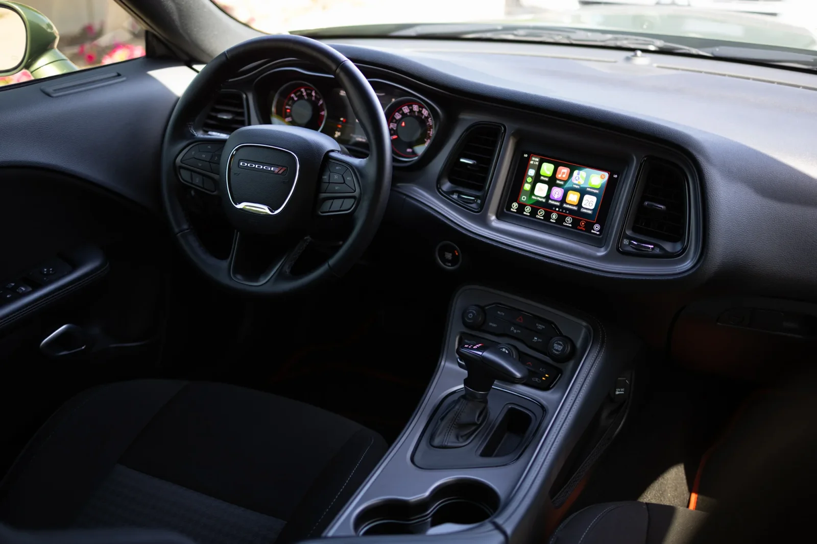 Kiralık Dodge Challenger GT Yeşil 2023 içinde Dubai - 5 