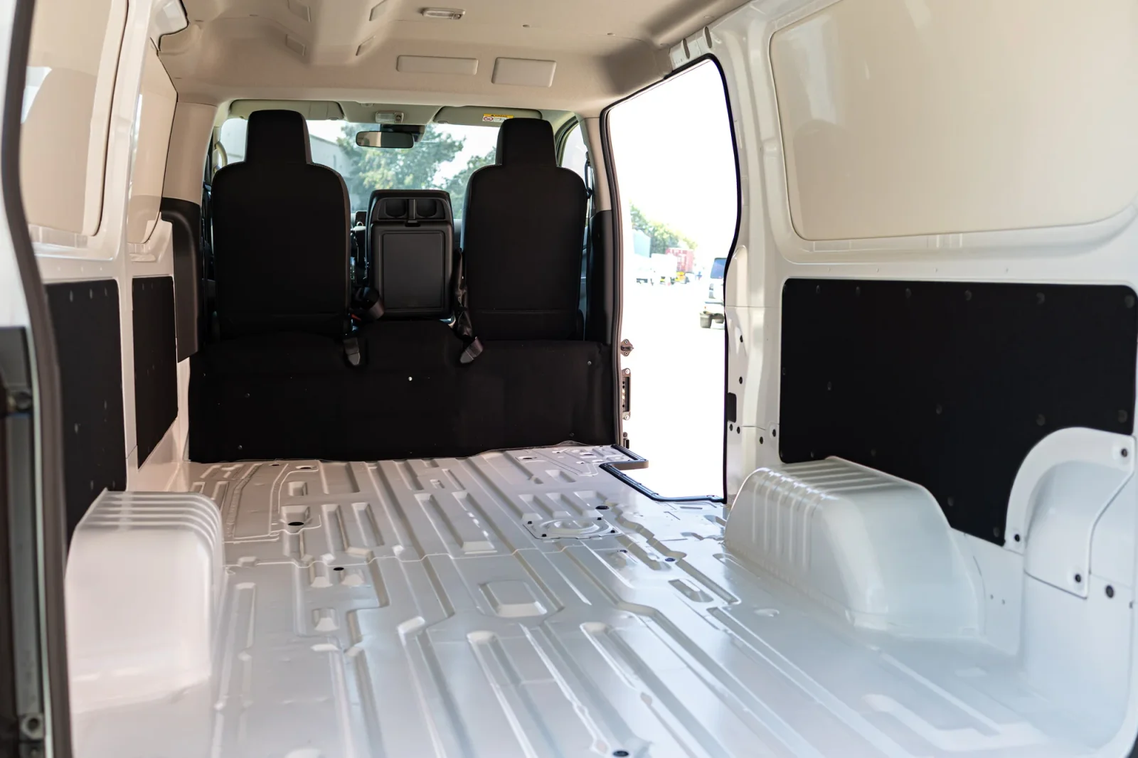 Rent Nissan Urvan  White 2026 in Dubai - 7 