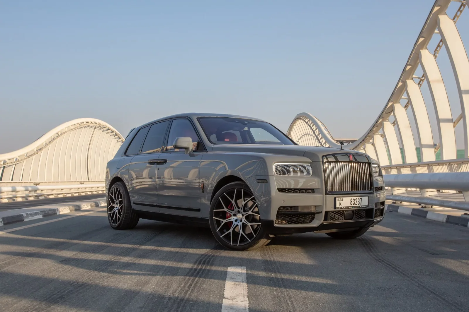 Miete Rolls-Royce Cullinan Black Badge Mansory Grau 2022 in der Dubai