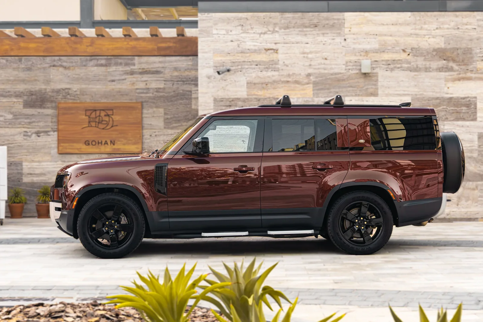 Affitto Land Rover Defender 130 First Edition  Rosso 2023 in Dubai - 3 