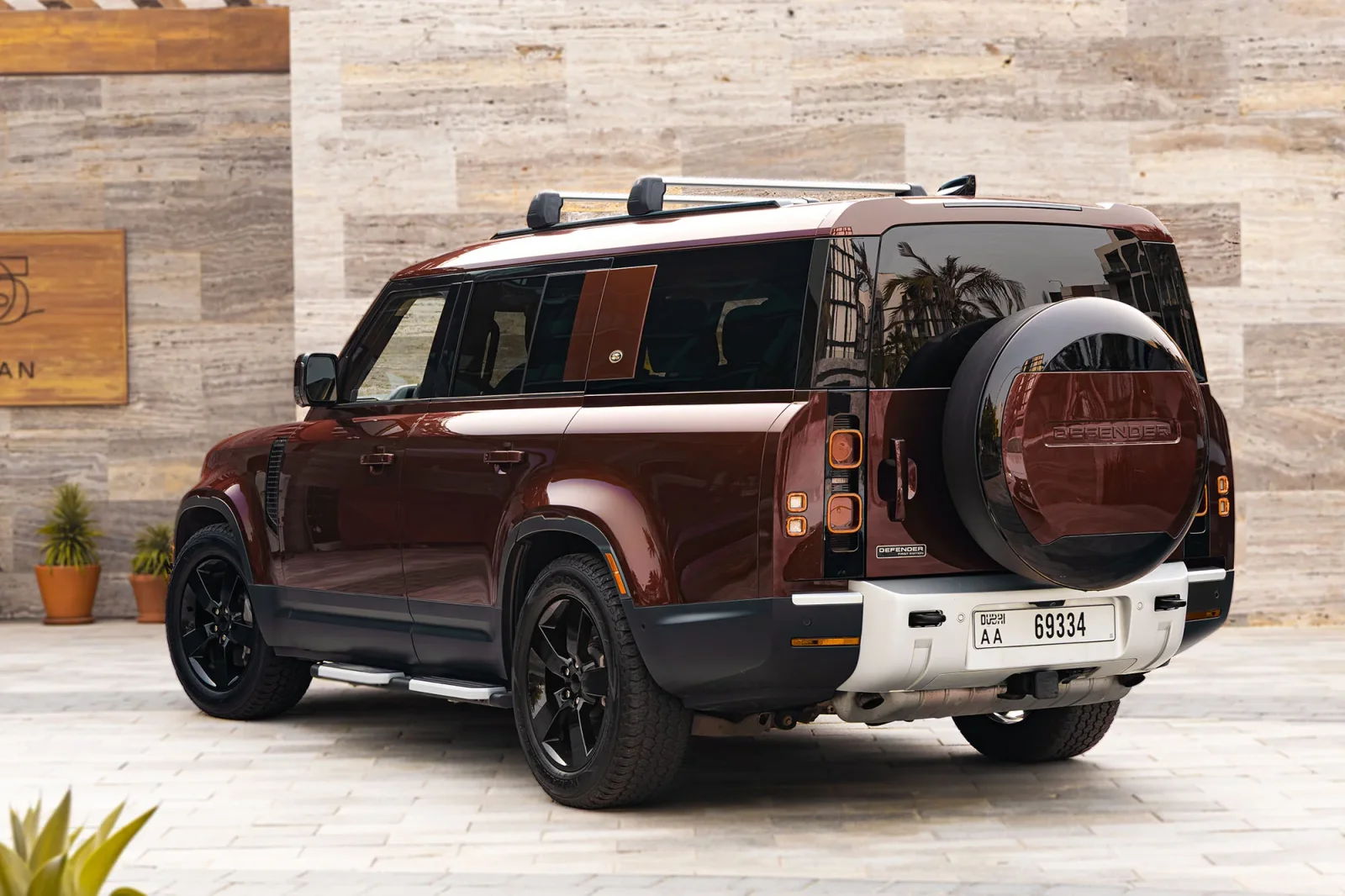 Affitto Land Rover Defender 130 First Edition  Rosso 2023 in Dubai - 16 