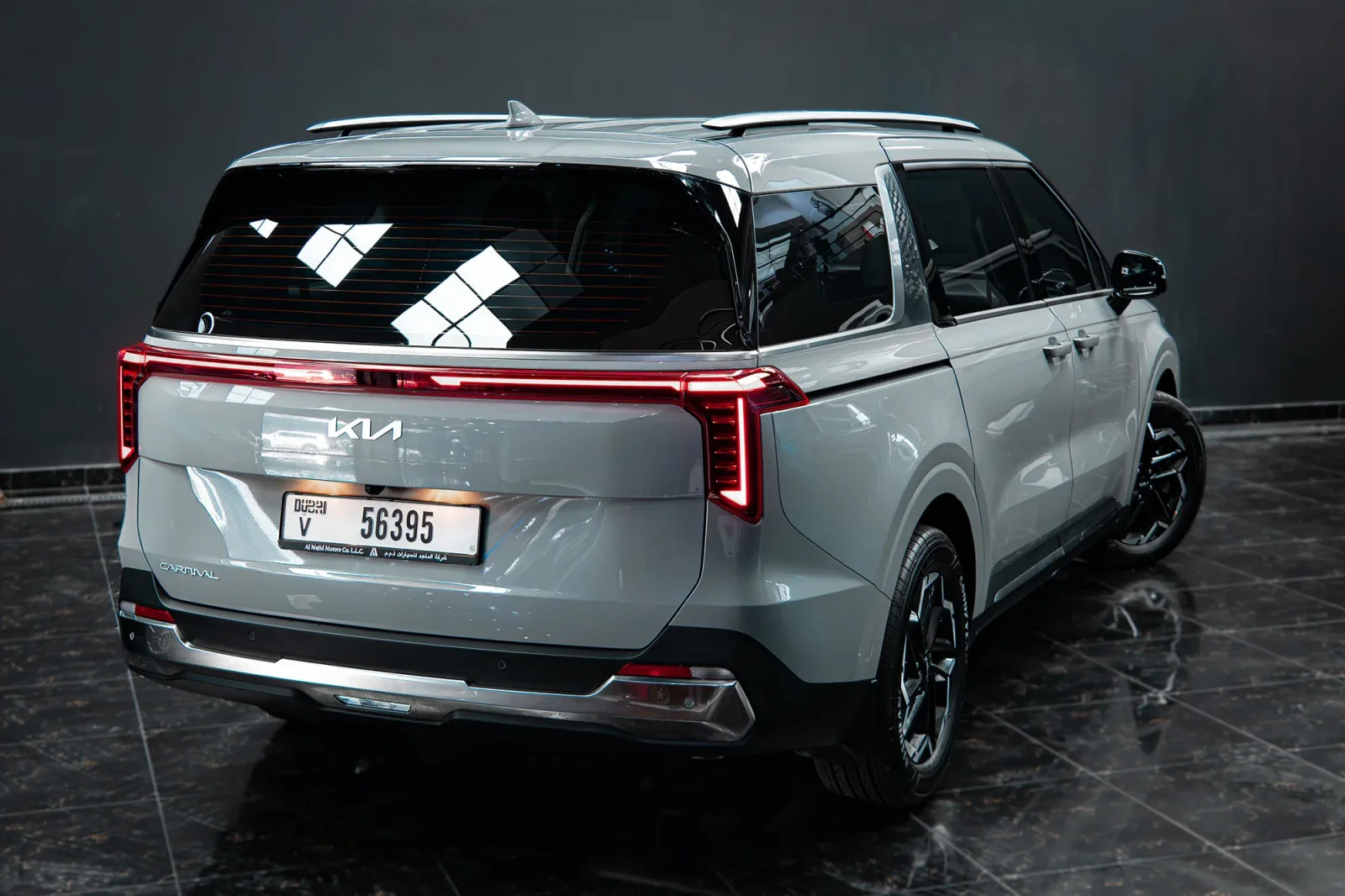 Аренда Kia Carnival  Серебряный 2026 в Дубае - 6 