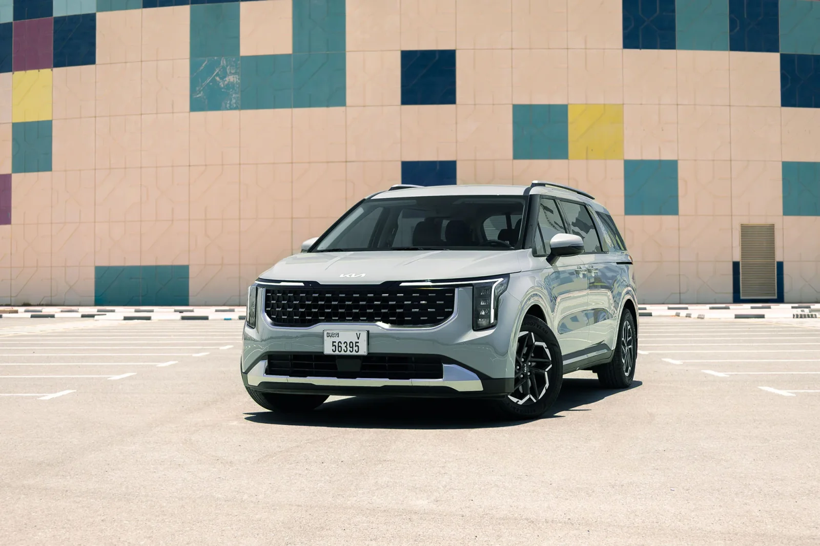 Alquiler Kia Carnival  Plata 2026 en Dubái - 2 