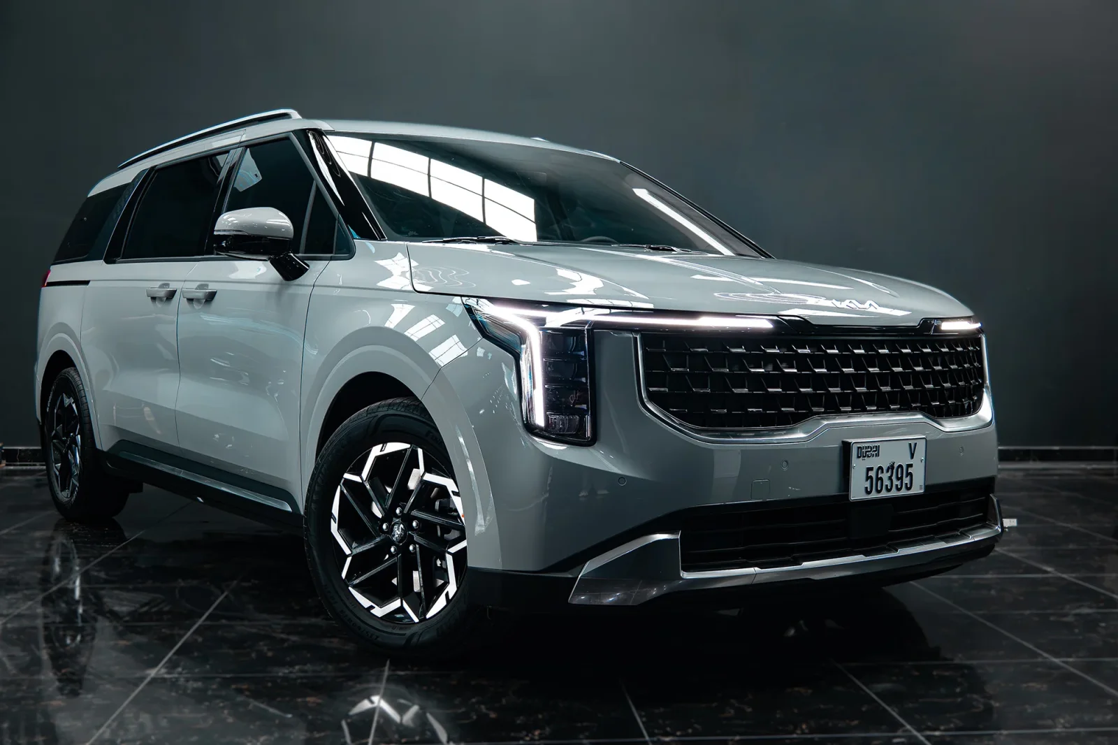 Аренда Kia Carnival  Серебряный 2026 в Дубае