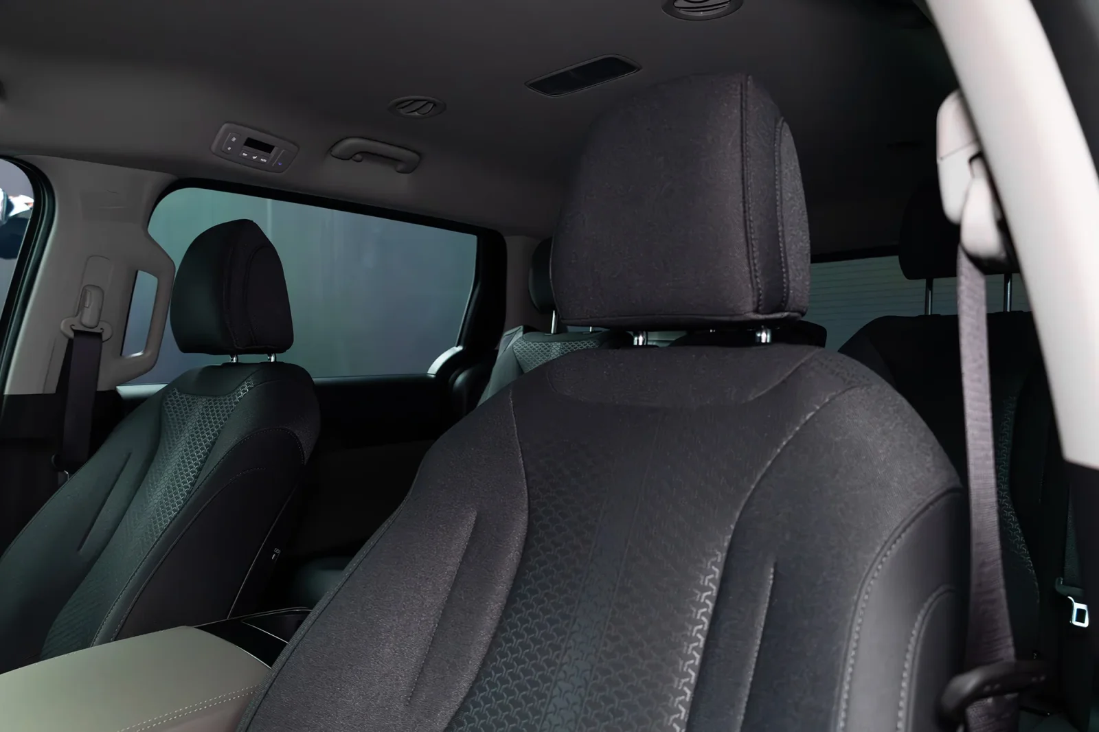 Аренда Kia Carnival  Серебряный 2026 в Дубае - 3 
