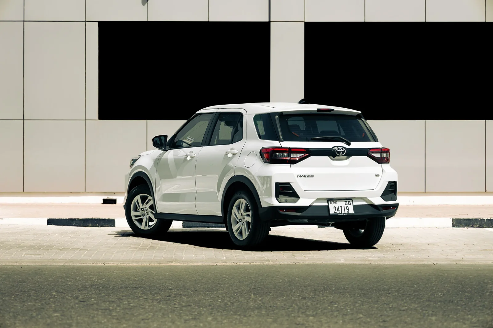 Kiralık Toyota Raize  Beyaz 2026 içinde Dubai - 3 