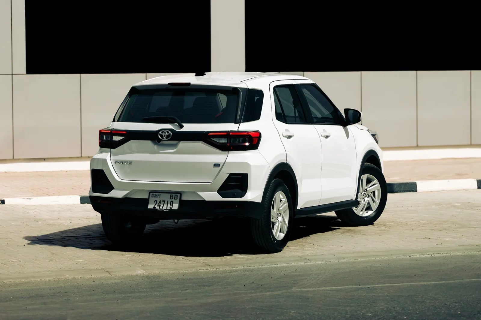 Kiralık Toyota Raize  Beyaz 2026 içinde Dubai - 7 