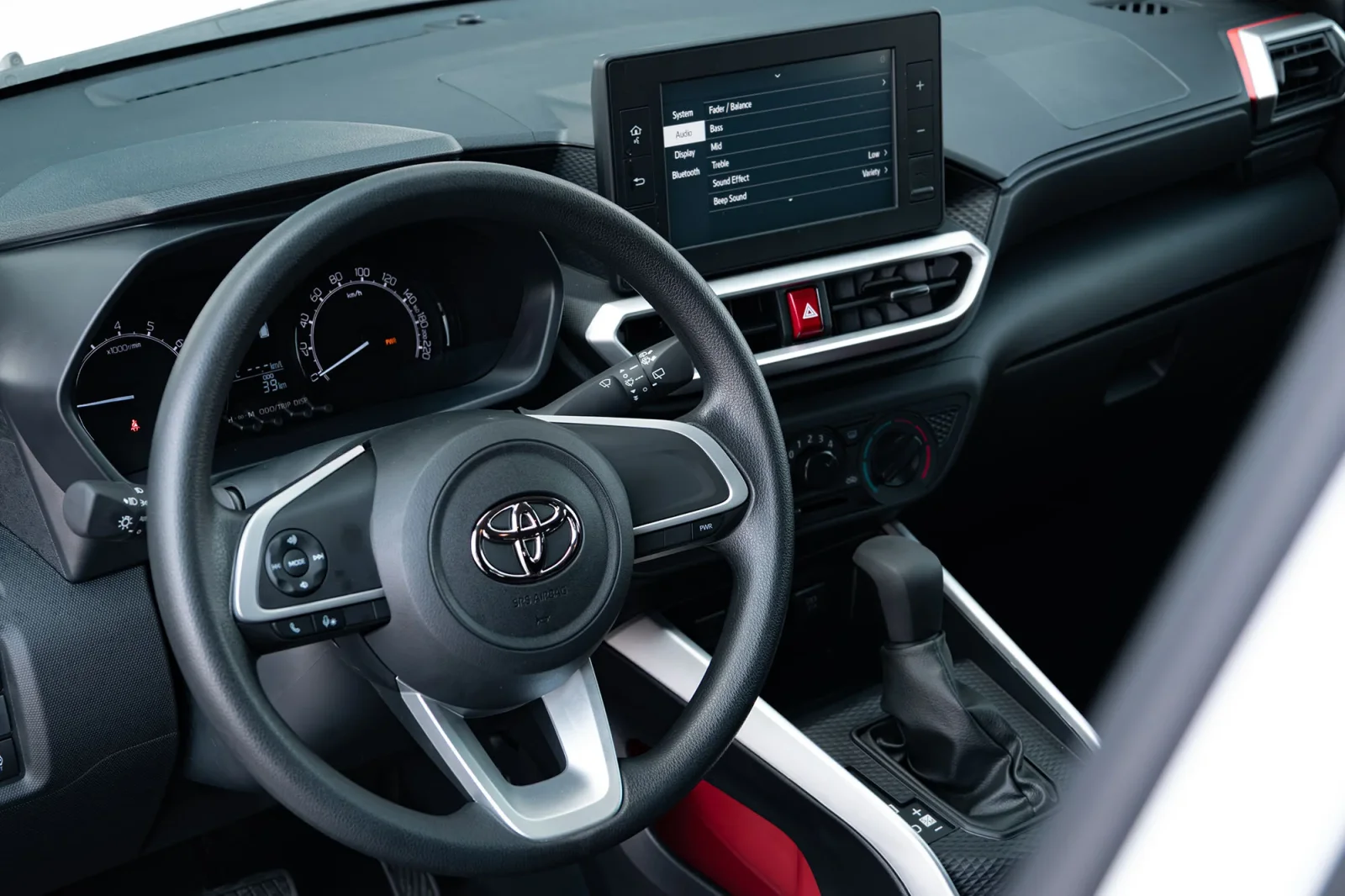 Kiralık Toyota Raize  Beyaz 2026 içinde Dubai - 4 