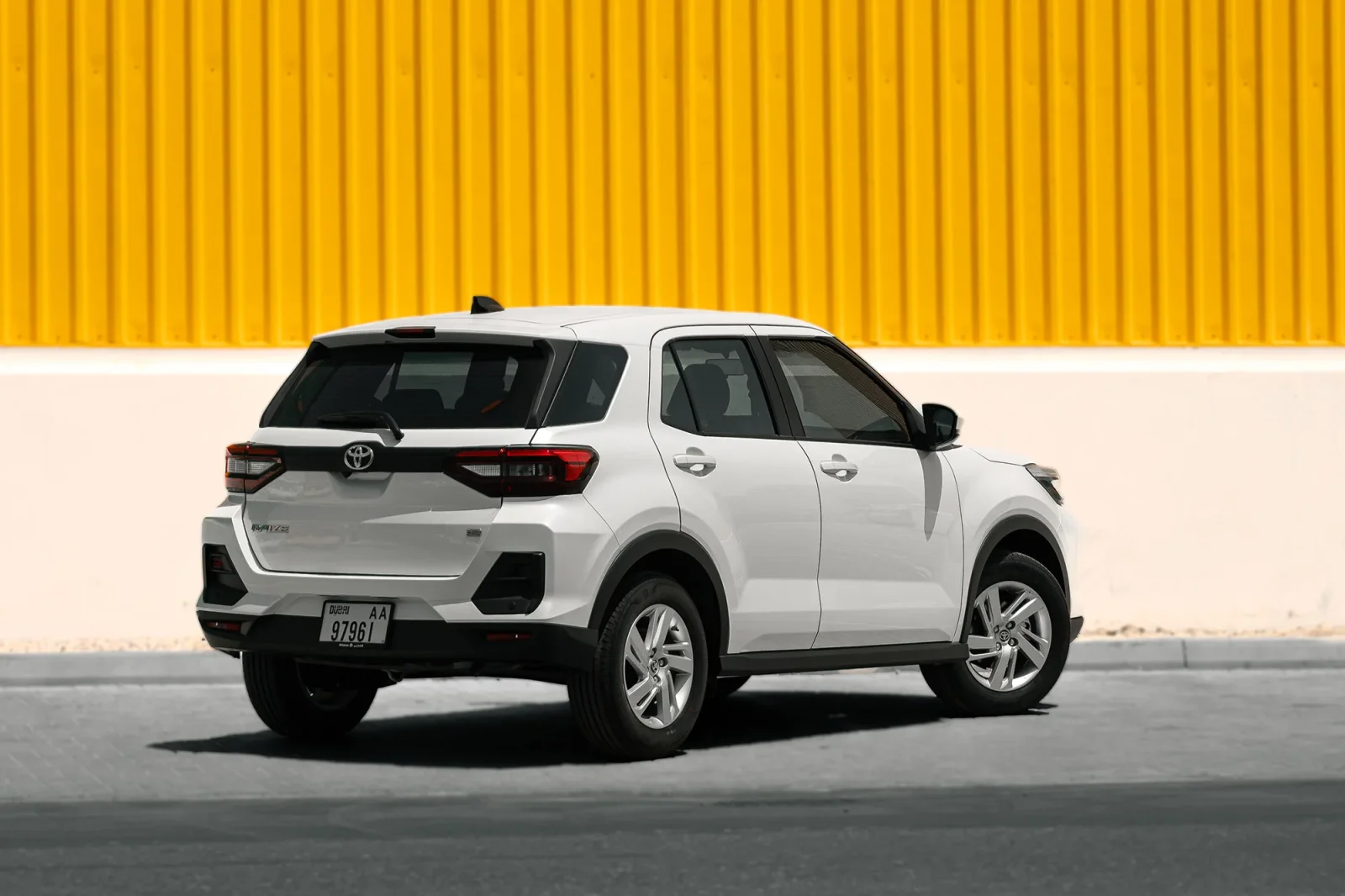 Kiralık Toyota Raize  Beyaz 2026 içinde Dubai - 3 