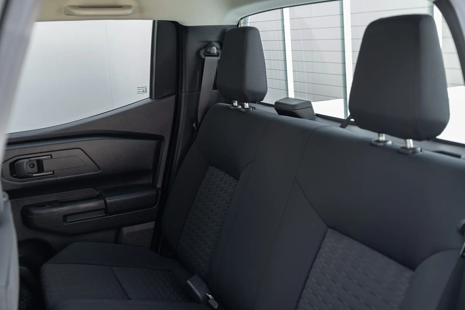 Huren Mitsubishi L200 Double Cap Wit 2026 in Dubai - 14 