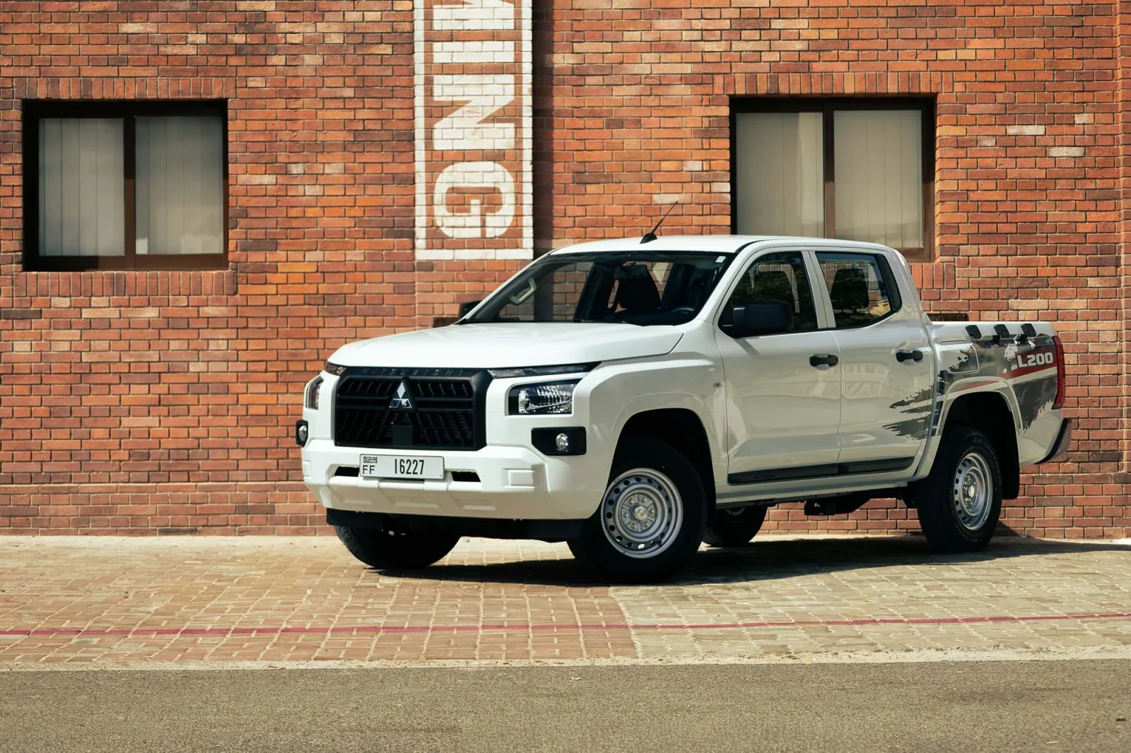 Huren Mitsubishi L200 Double Cap Wit 2026 in Dubai - 2 