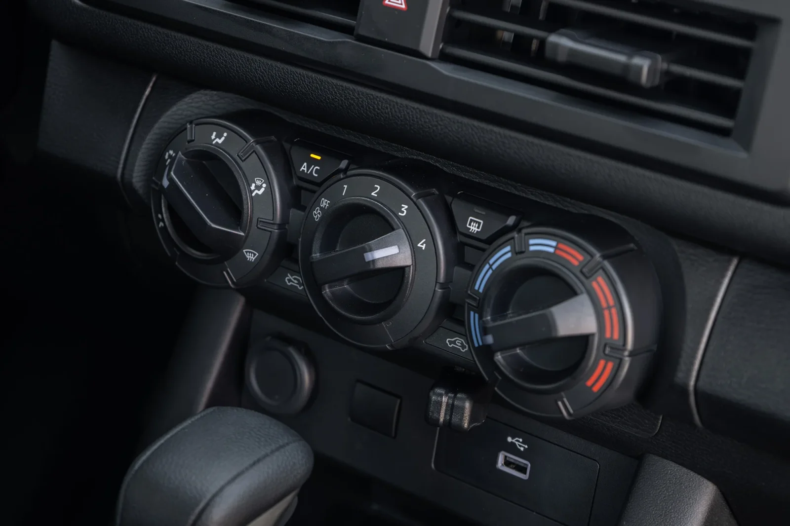 Huren Mitsubishi L200 Double Cap Wit 2026 in Dubai - 17 