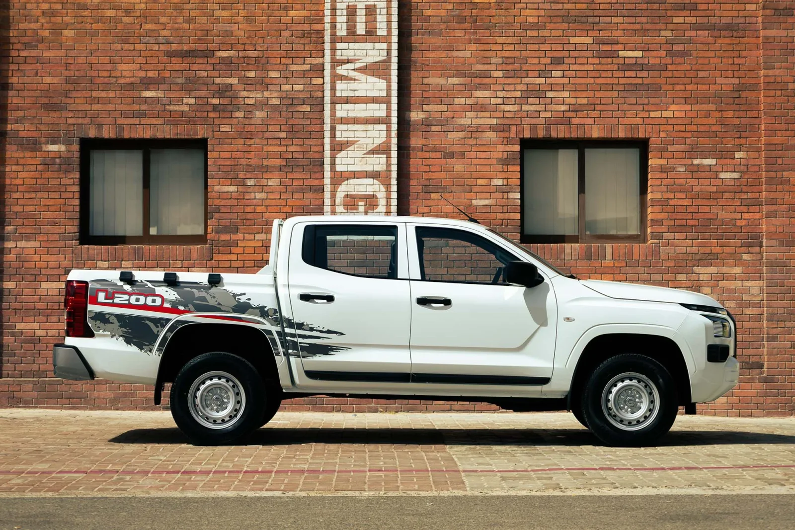 Huren Mitsubishi L200 Double Cap Wit 2026 in Dubai - 10 