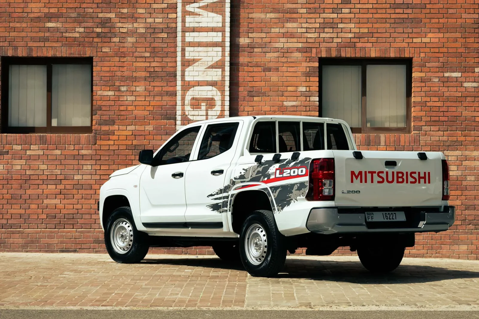 Huren Mitsubishi L200 Double Cap Wit 2026 in Dubai - 3 