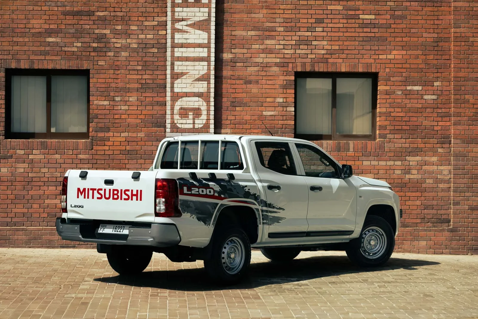 Huren Mitsubishi L200 Double Cap Wit 2026 in Dubai - 9 