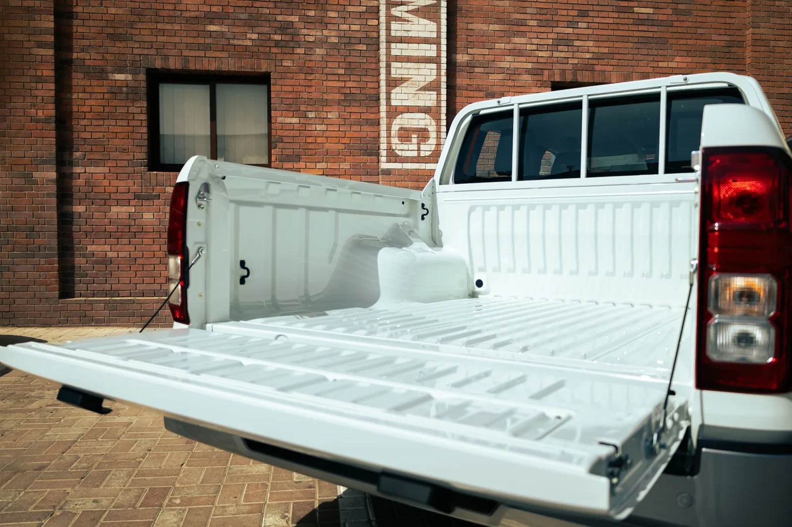 Huren Mitsubishi L200 Double Cap Wit 2026 in Dubai - 11 