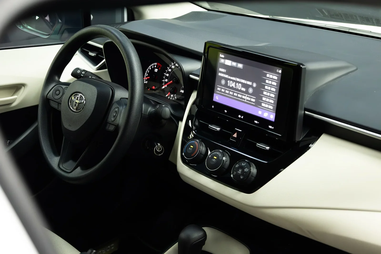 Аренда Toyota Corolla  Белый 2026 в Дубае - 2 