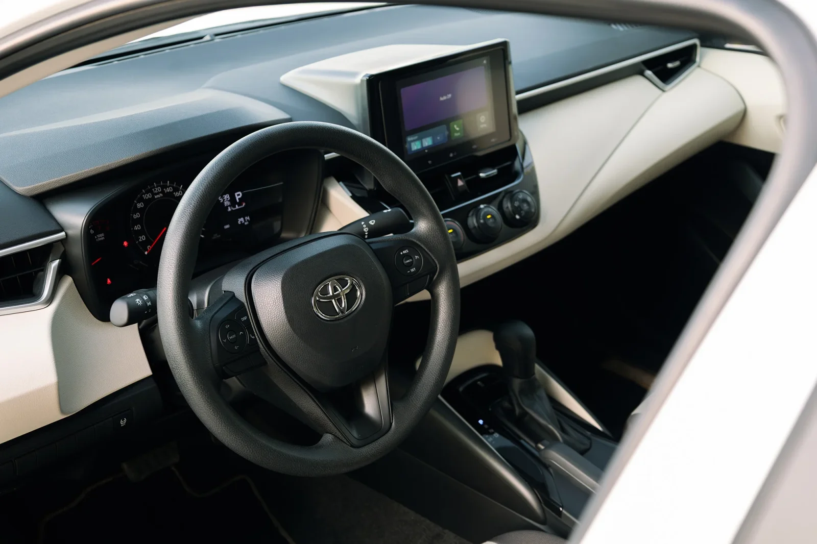 Аренда Toyota Corolla  Белый 2026 в Дубае - 3 