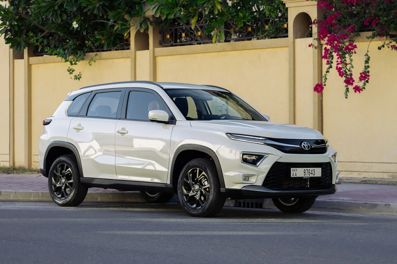 Kiralık Toyota Urban Cruiser  Beyaz 2026 içinde Dubai - 3 