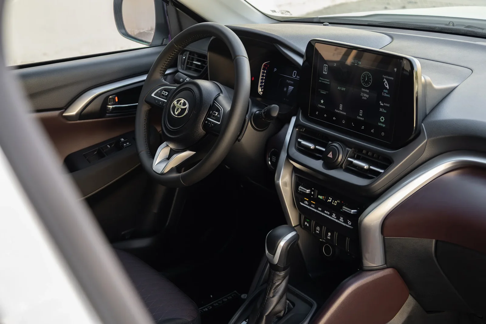 Kiralık Toyota Urban Cruiser  Beyaz 2026 içinde Dubai - 4 