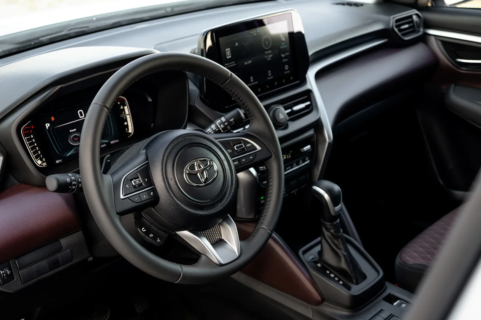 Kiralık Toyota Urban Cruiser  Gümüş 2026 içinde Dubai - 4 