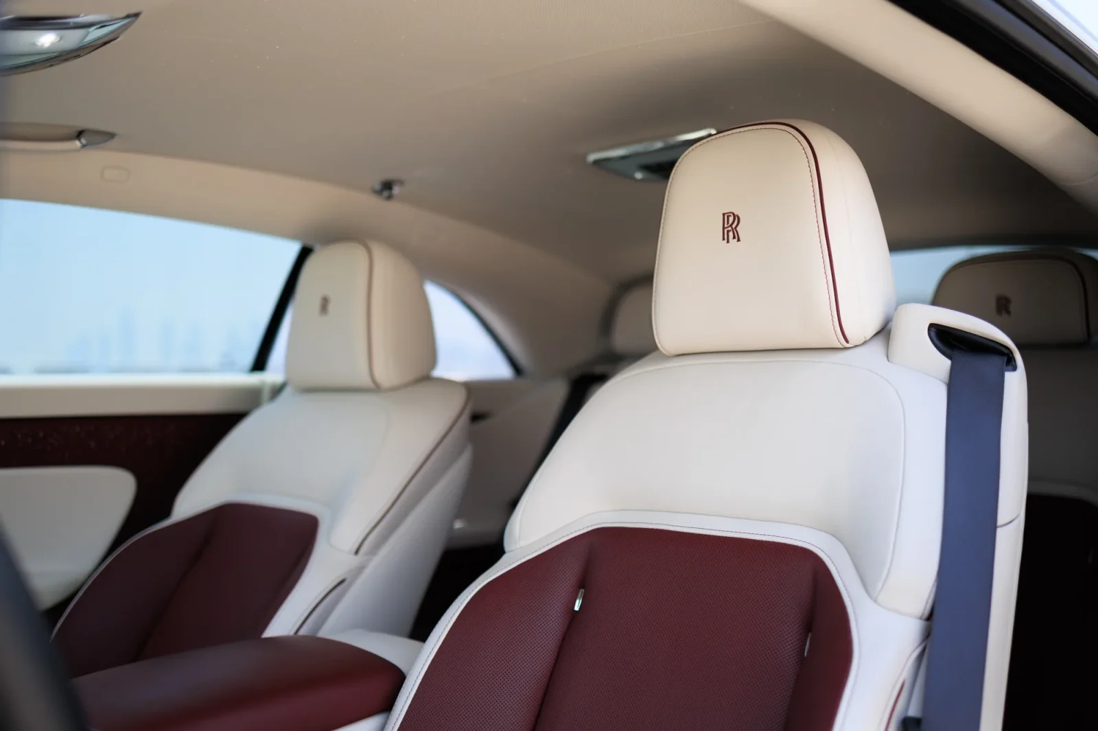 Alquiler Rolls-Royce Spectre  Negro 2024 en Dubái