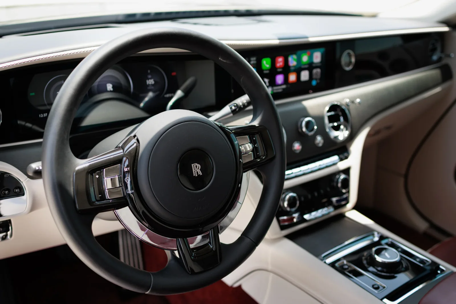 Alquiler Rolls-Royce Spectre  Negro 2024 en Dubái
