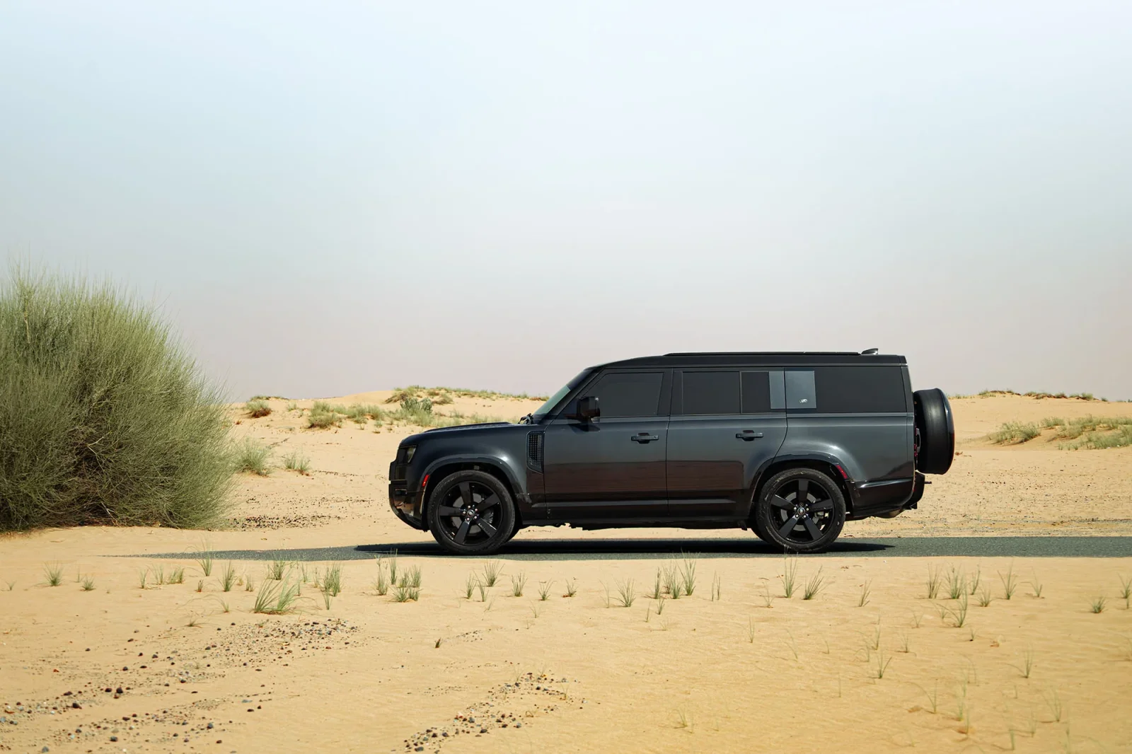 Affitto Land Rover Defender 130  Grigio 2024 in Dubai - 9 