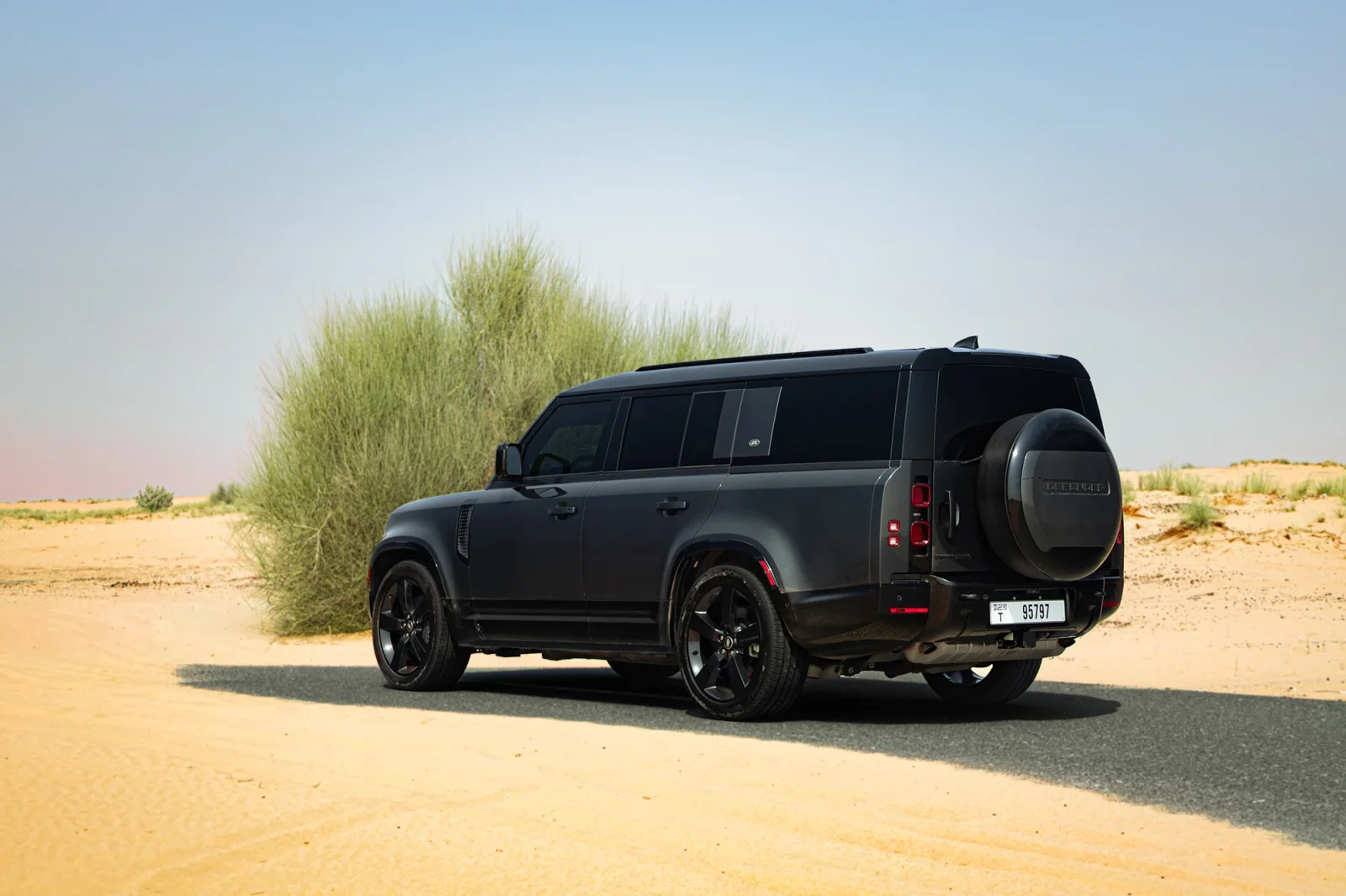 Affitto Land Rover Defender 130  Grigio 2024 in Dubai - 10 