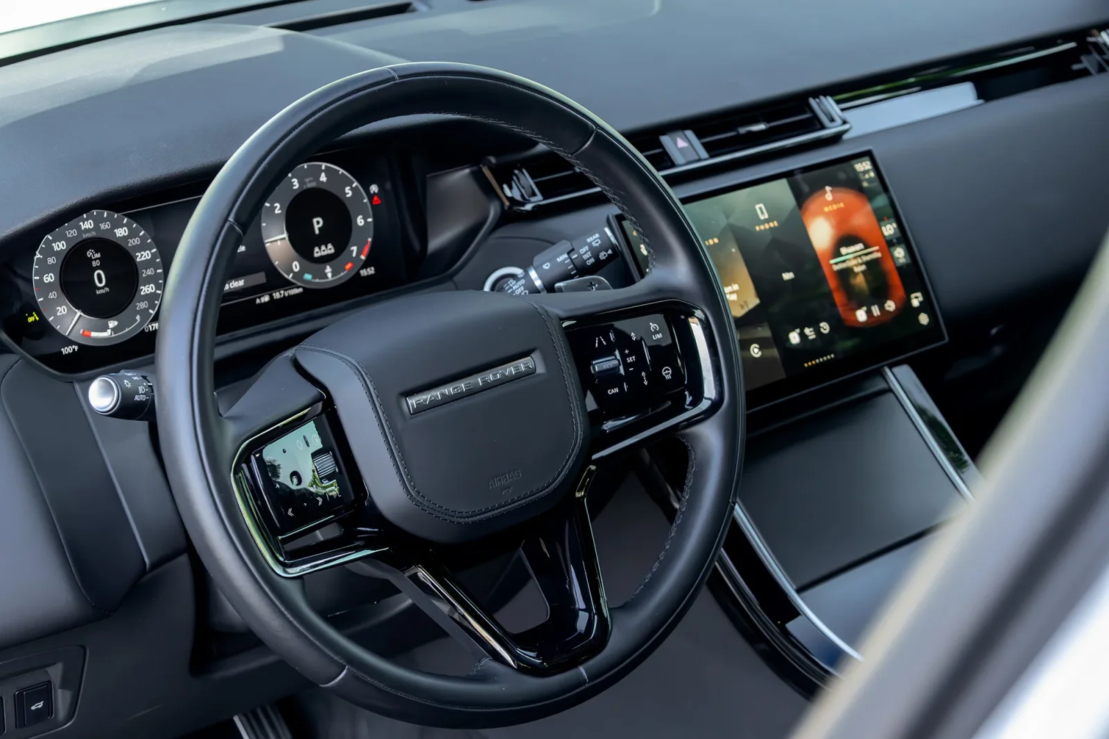 Affitto Land Rover Range Rover Velar  Bianco 2025 in Dubai - 4 