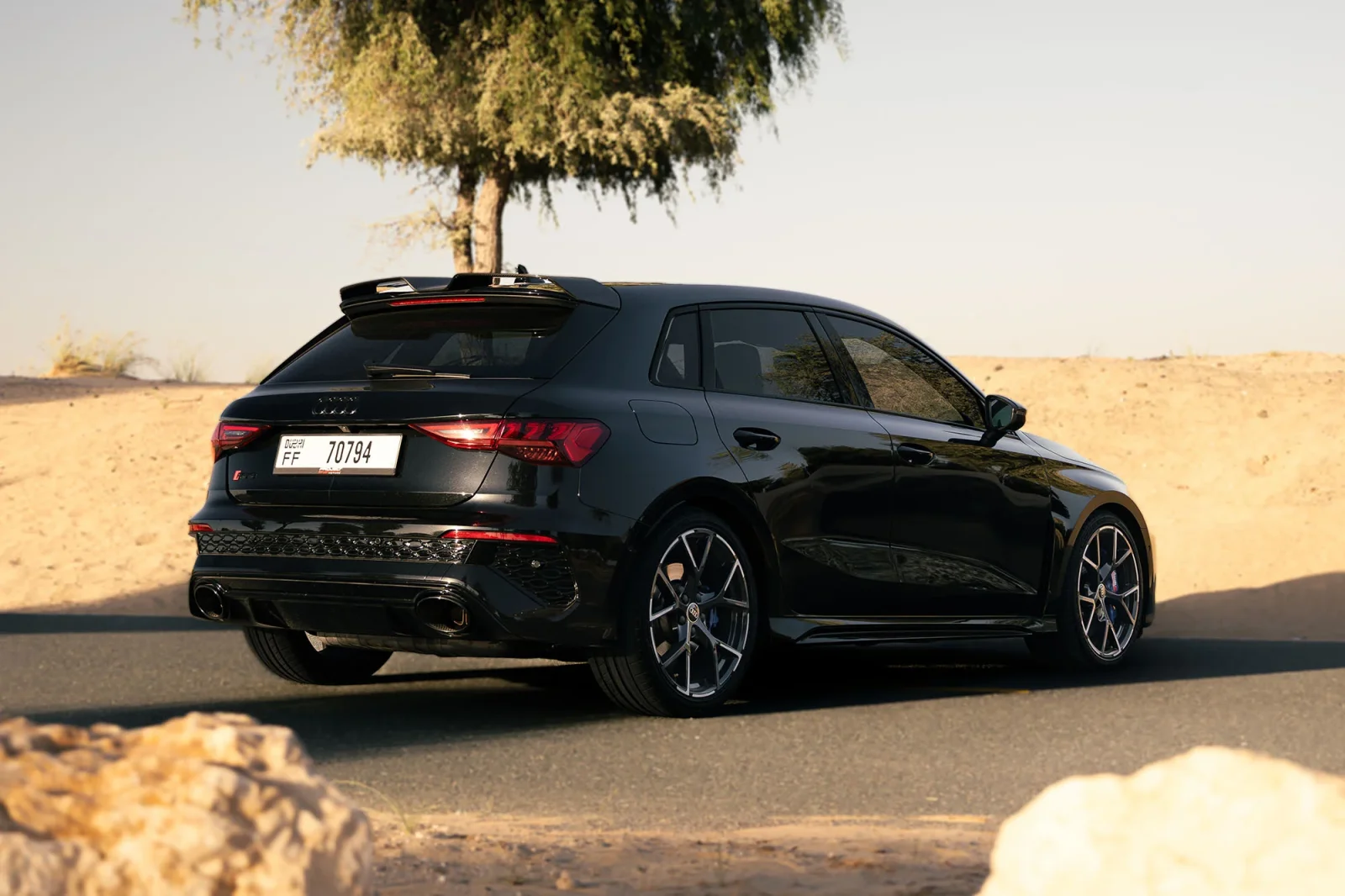 Kiralık Audi RS3  Siyah 2023 içinde Dubai - 8 
