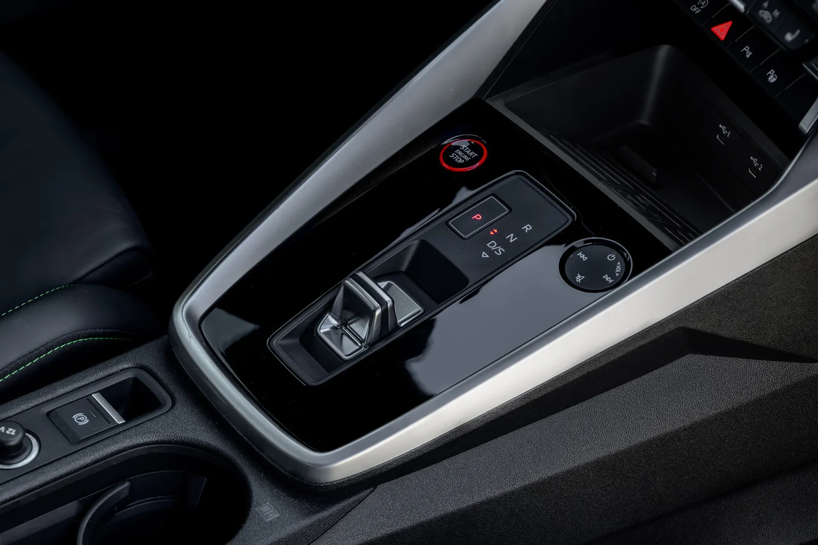 Kiralık Audi RS3  Siyah 2023 içinde Dubai - 13 