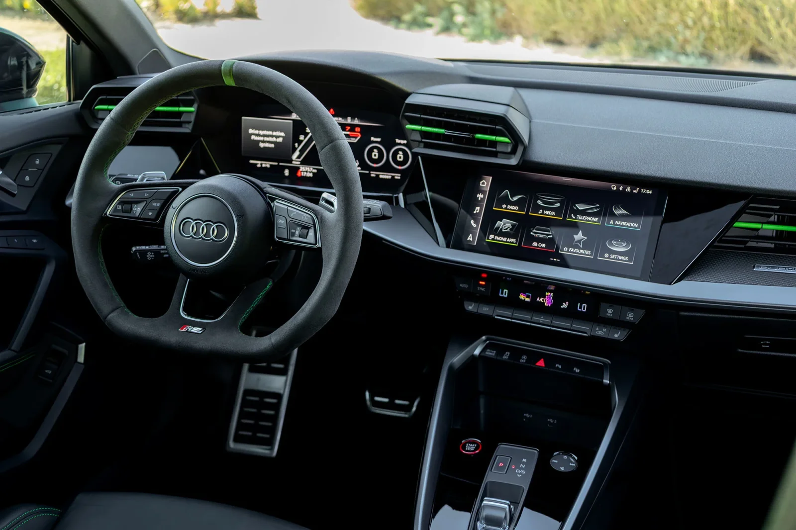 Kiralık Audi RS3  Siyah 2023 içinde Dubai - 4 