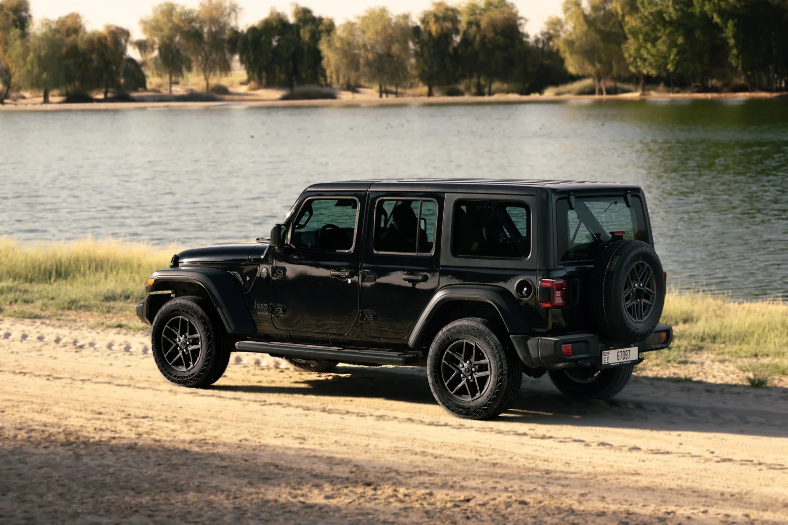 Affitto Jeep Wrangler  Nero 2025 in Dubai - 3 