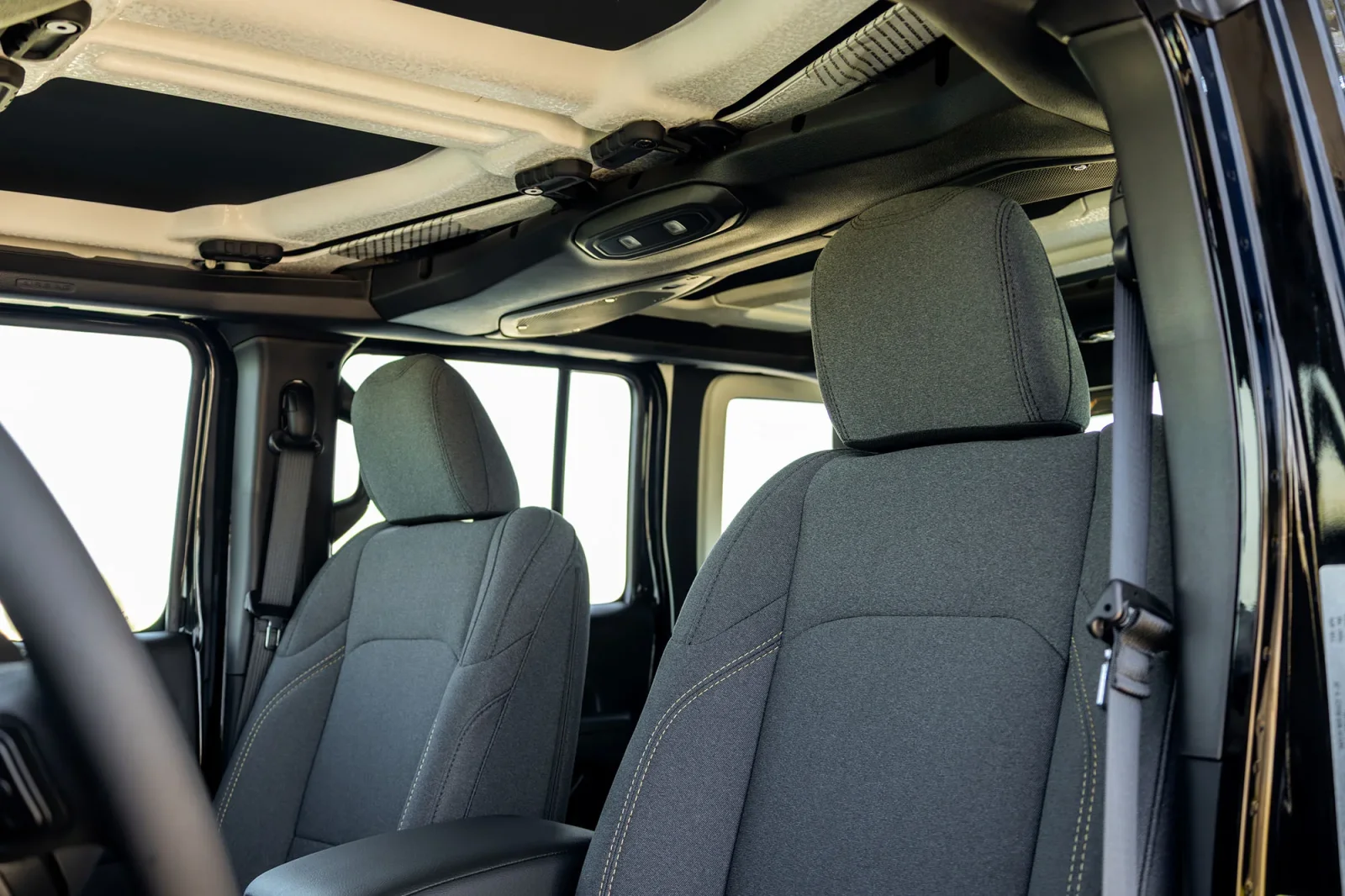 Affitto Jeep Wrangler  Nero 2025 in Dubai - 13 