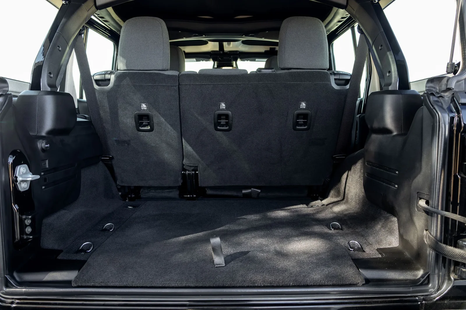 Affitto Jeep Wrangler  Nero 2025 in Dubai - 14 
