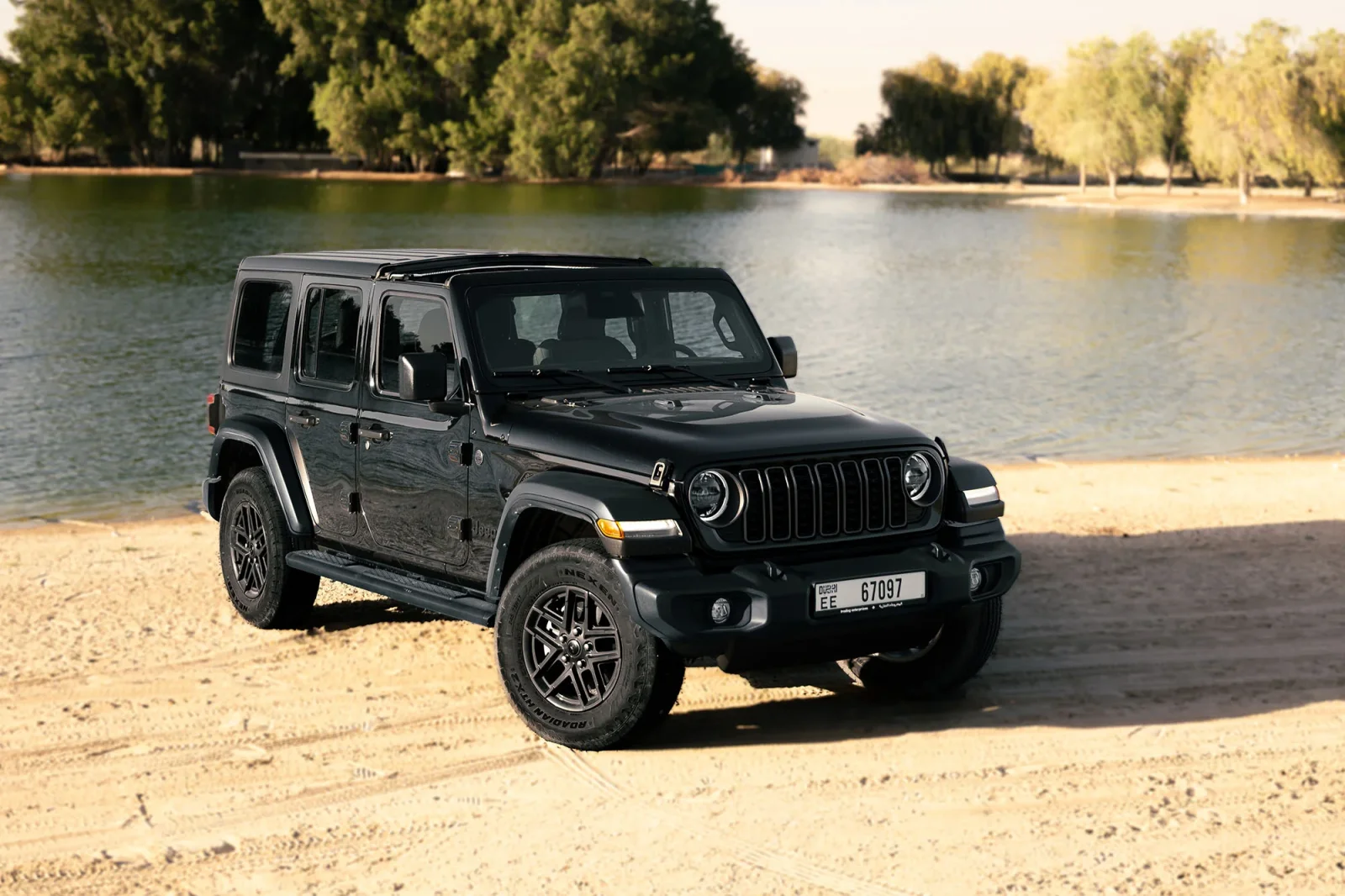 Affitto Jeep Wrangler  Nero 2025 in Dubai - 2 