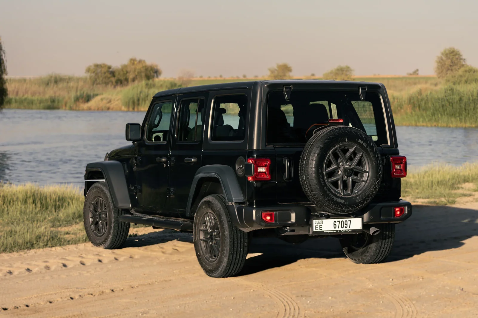 Affitto Jeep Wrangler  Nero 2025 in Dubai - 10 