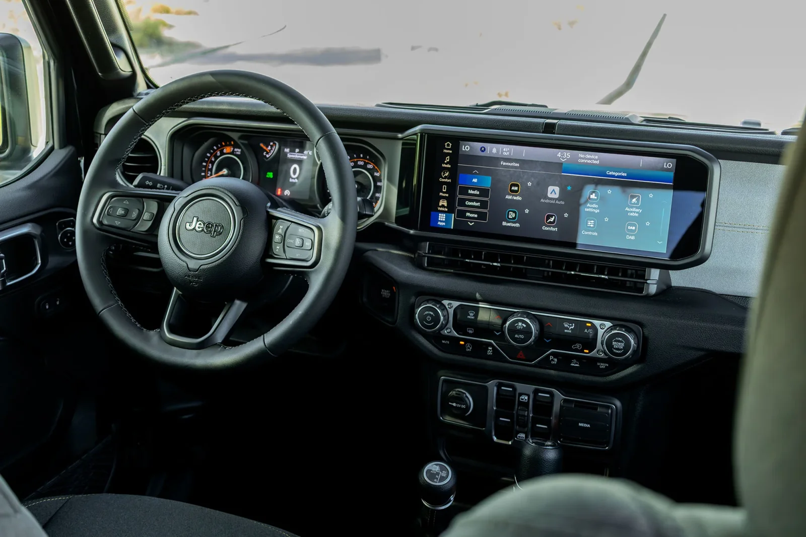 Affitto Jeep Wrangler  Nero 2025 in Dubai - 4 