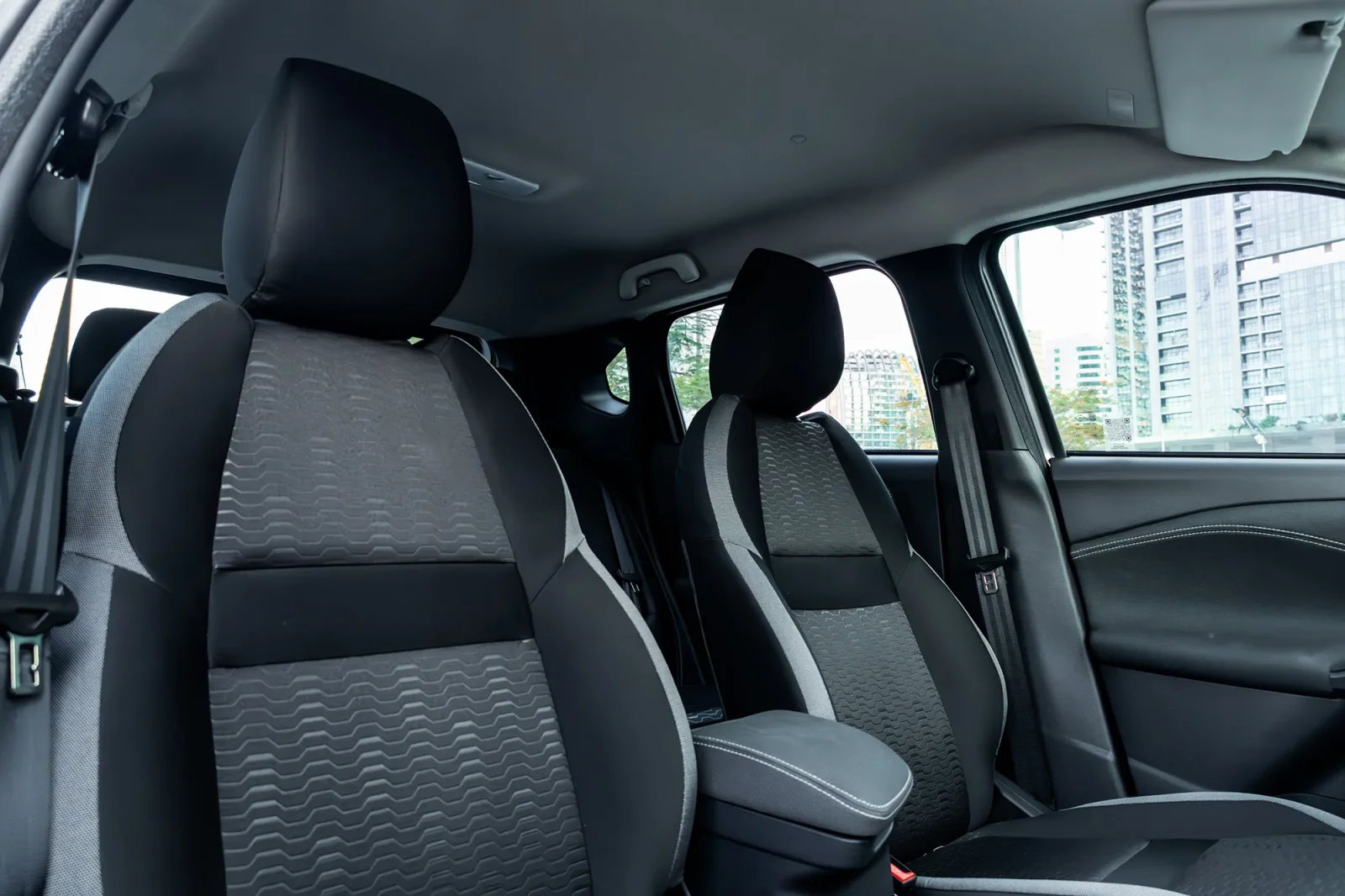 Miete Nissan Magnite  Grau 2025 in der Dubai - 13 