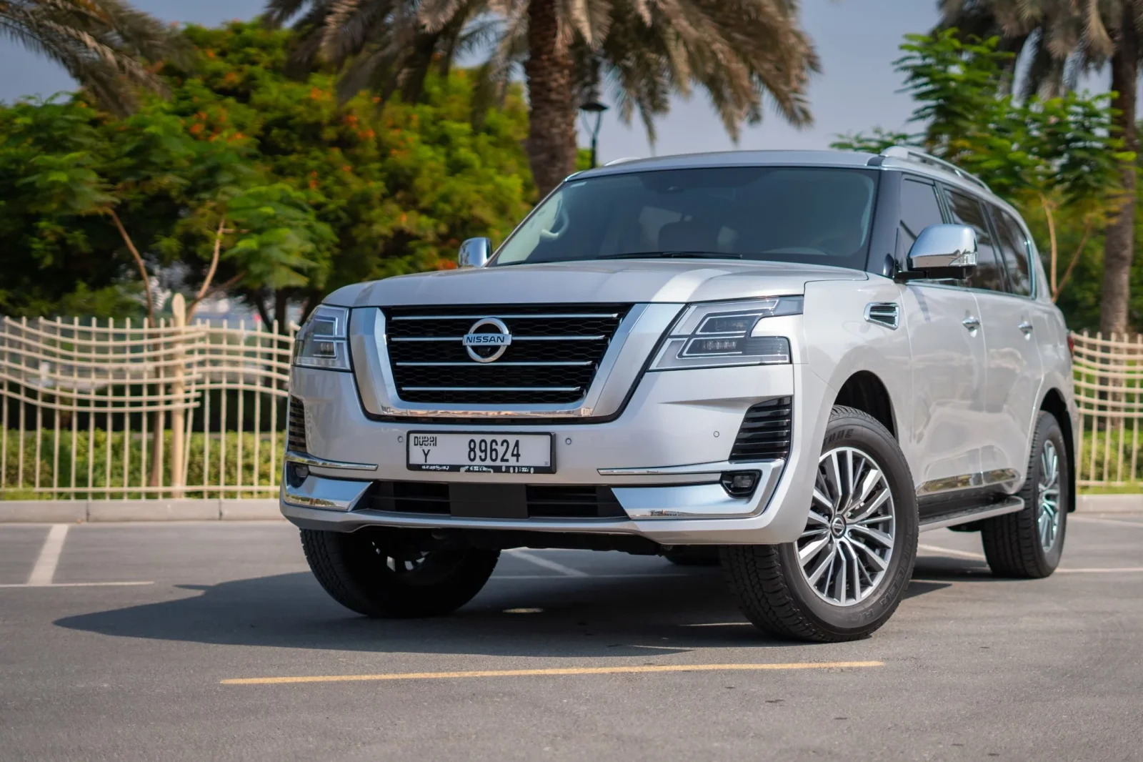 Miete Nissan Patrol  Silber 2021 in der Dubai