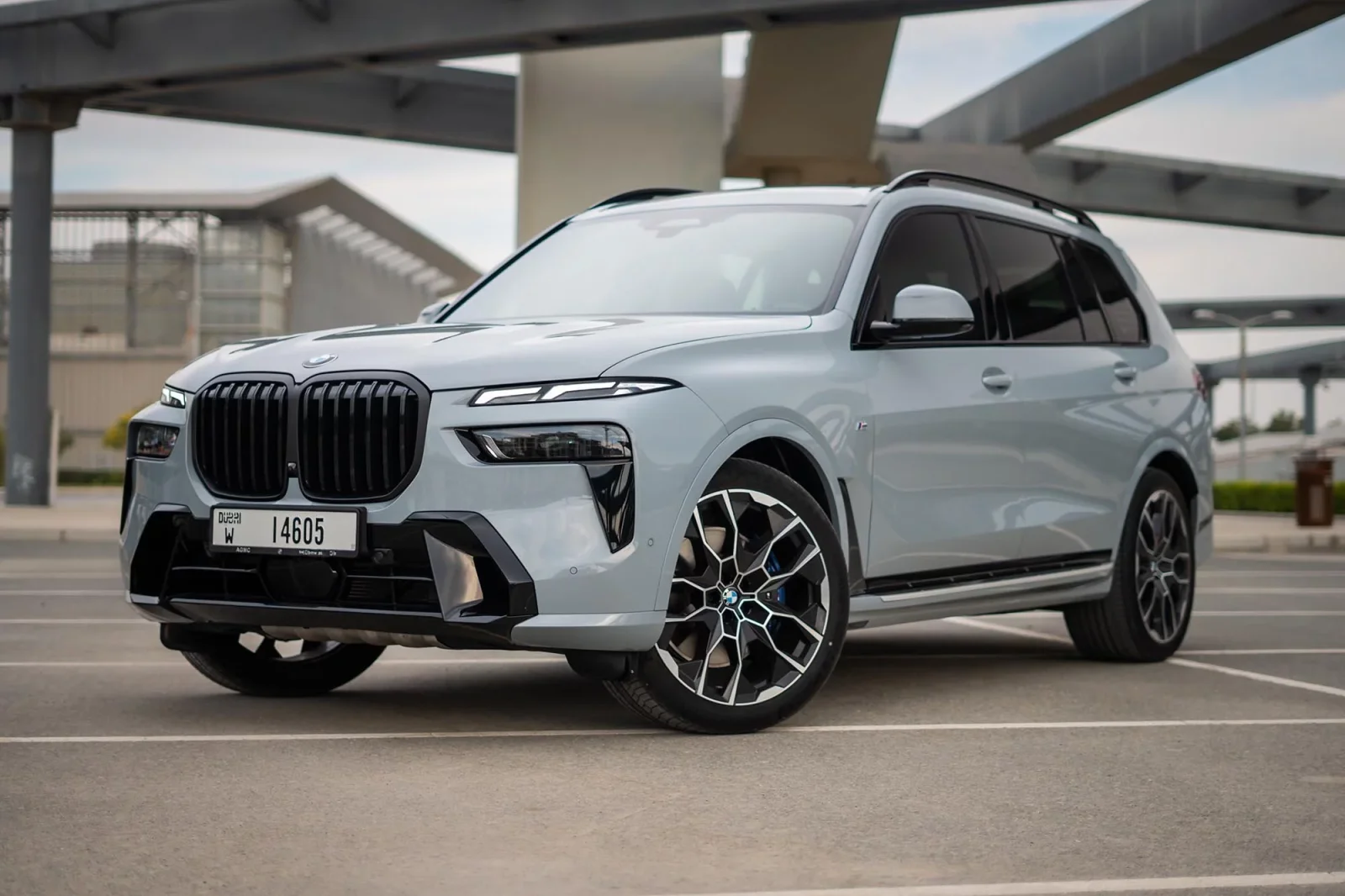 Affitto BMW X7 40iM Grigio 2023 in Dubai