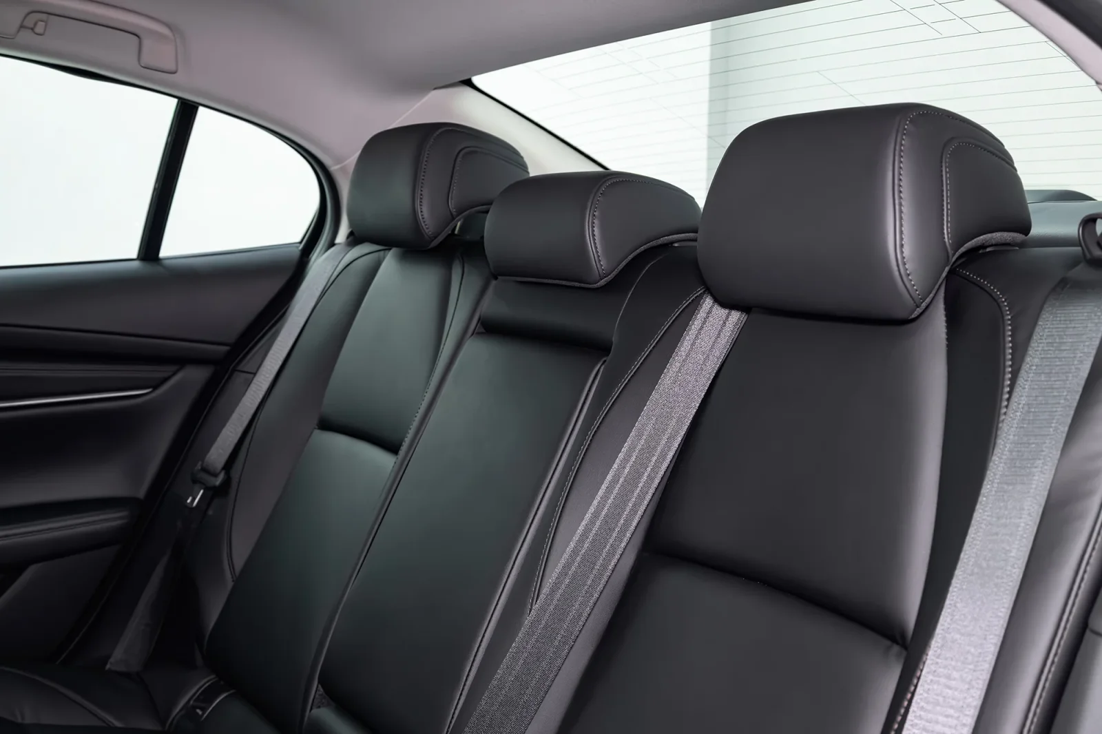 Mietwagen Mazda 3  Blau 2025 in Dubai - 5 