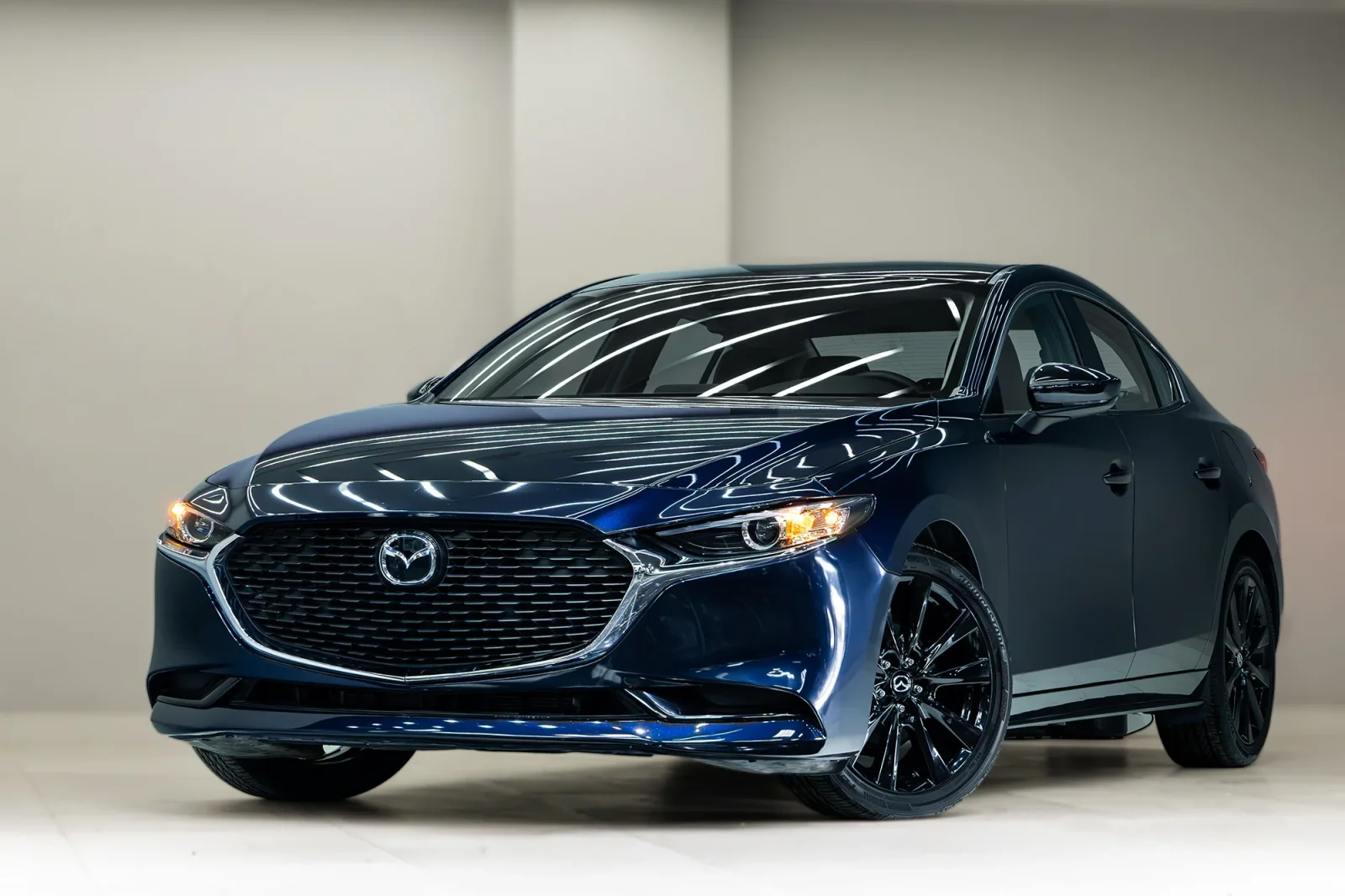Mietwagen Mazda 3  Blau 2025 in Dubai