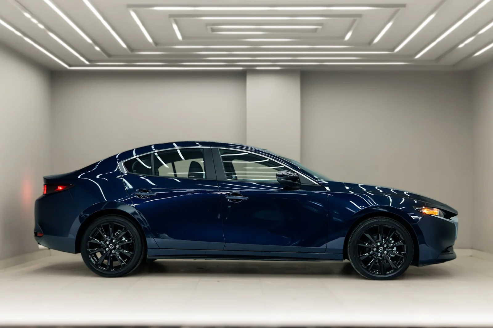 Mietwagen Mazda 3  Blau 2025 in Dubai - 2 