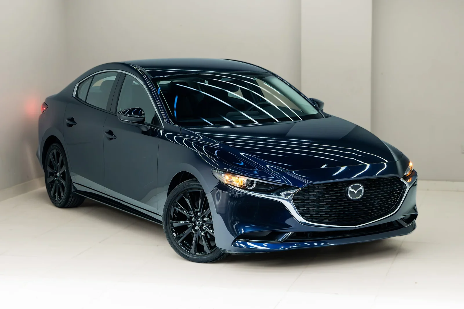 Mietwagen Mazda 3  Blau 2025 in Dubai - 7 