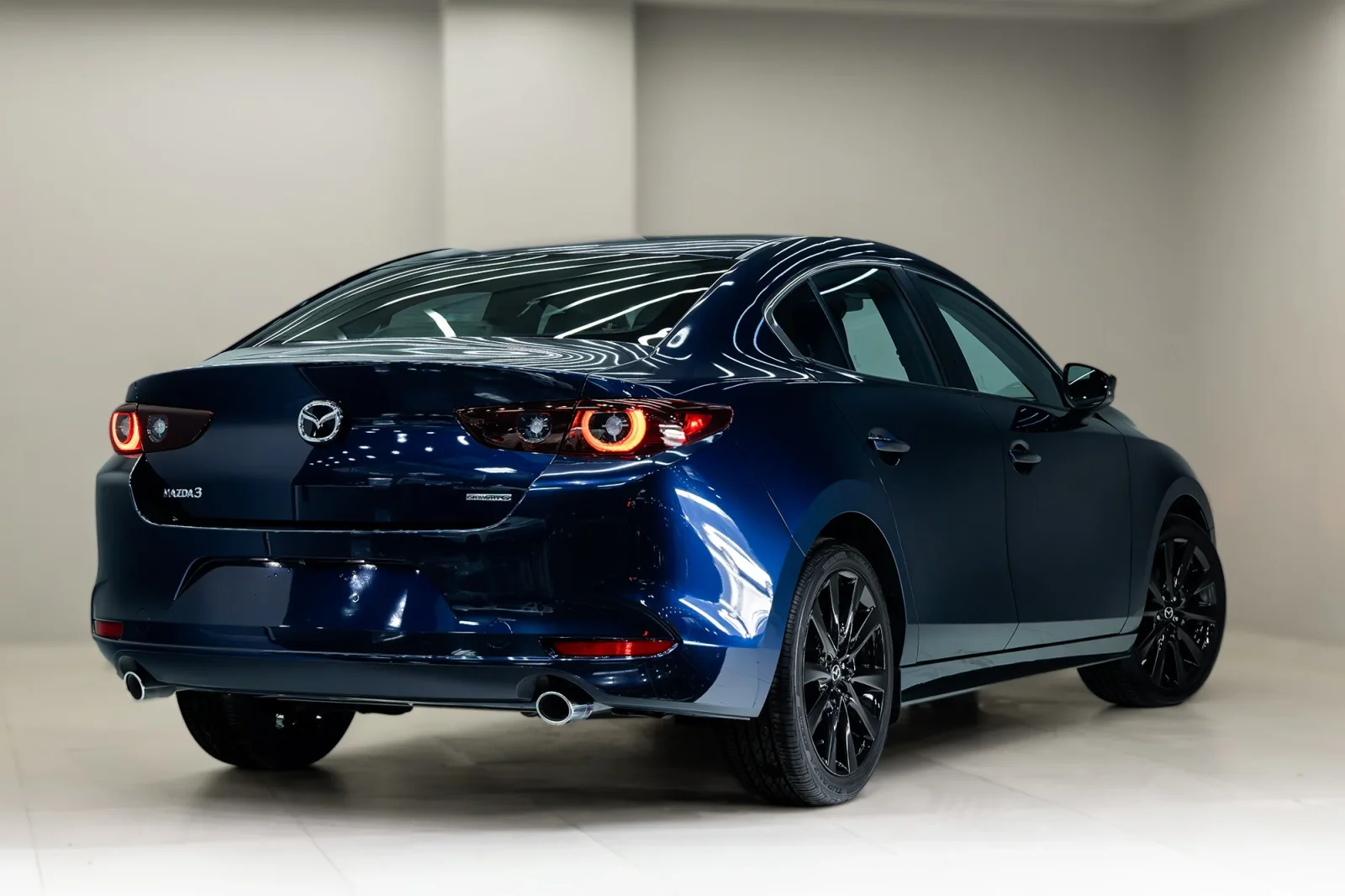 Mietwagen Mazda 3  Blau 2025 in Dubai - 6 