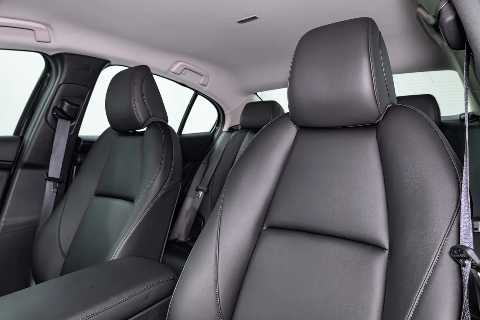 Mietwagen Mazda 3  Blau 2025 in Dubai - 4 